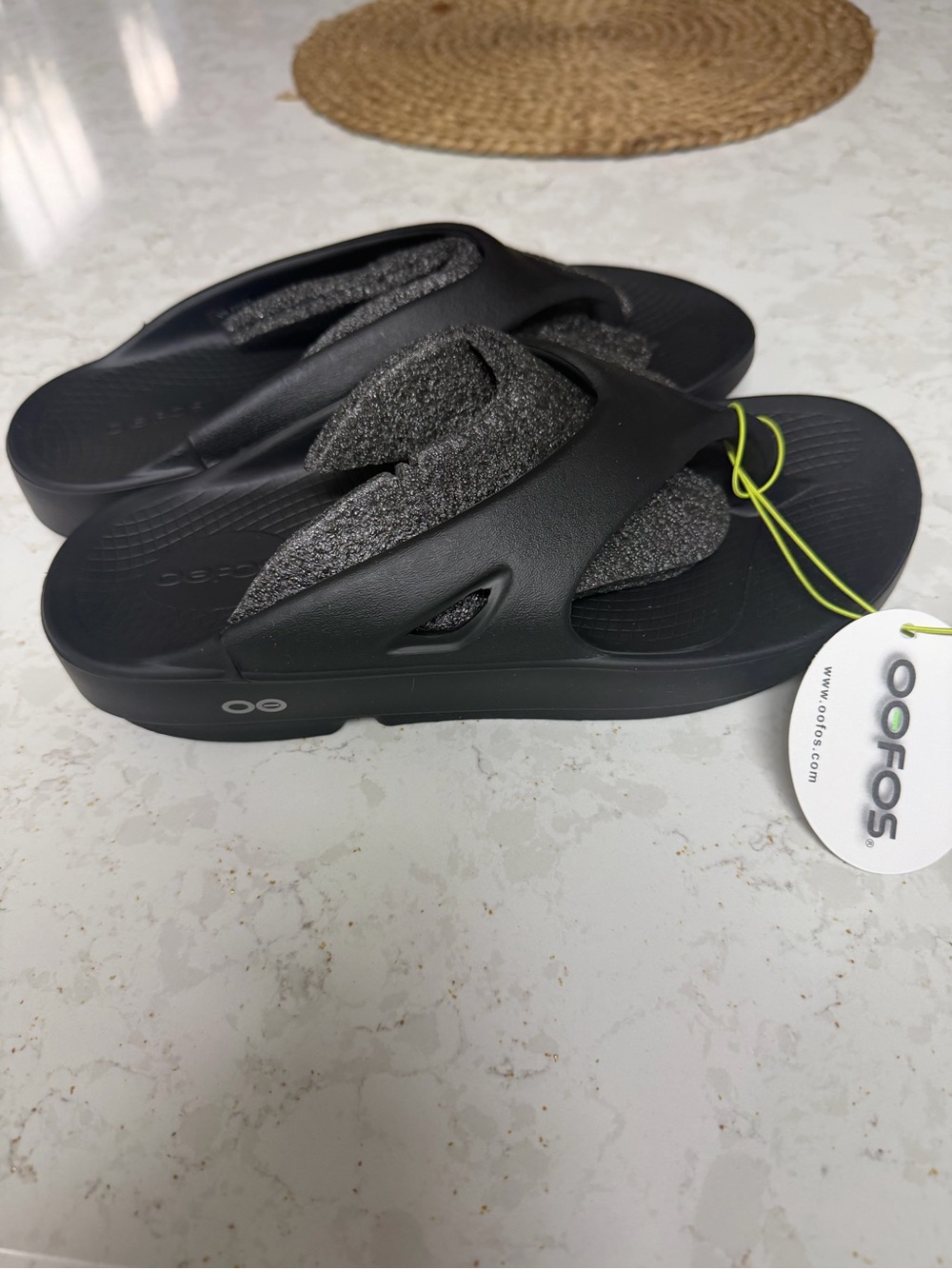 OOFOS Black Flip Flops Sandals womens 9 or mens 7 new with tag